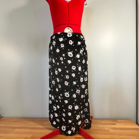 Black floral skirt sz S - Picture 2 of 9